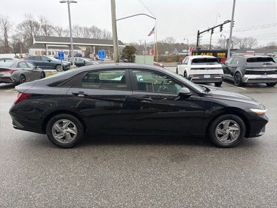 2025 Hyundai ELANTRA SE