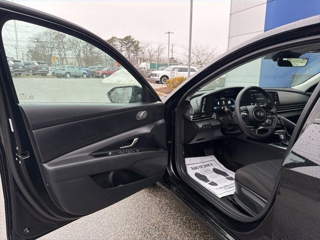 2025 Hyundai ELANTRA SE